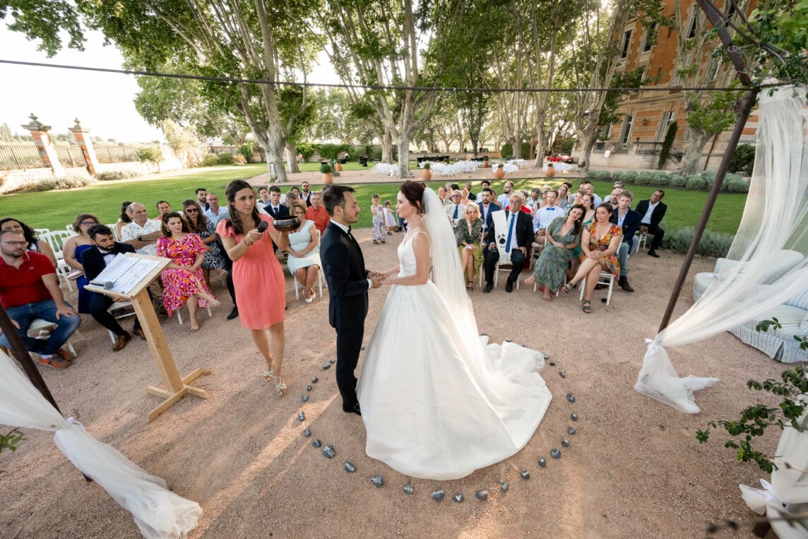 conseils_ceremonie_laique_reussie_mariage_couple_chateau_parc_tips_successful_wedding_symbolic_ceremony_provence