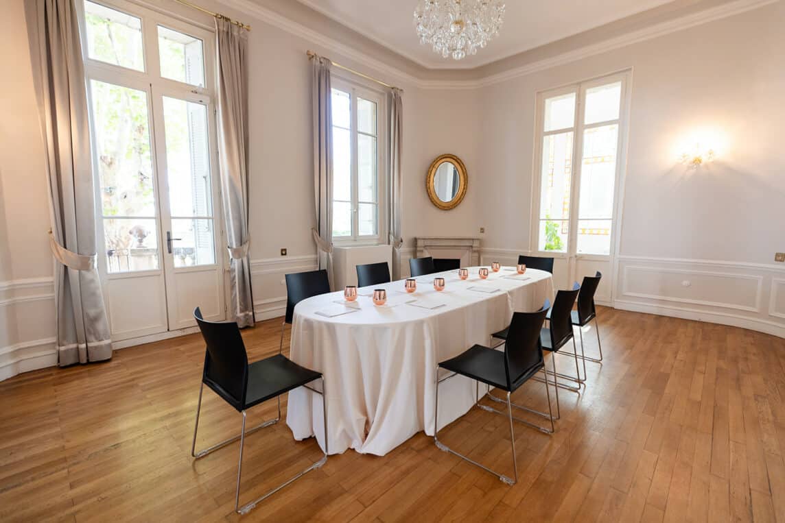 codir_meeting_table_reunion_committee_seminar_provence_aix_marseille_tgv_aeroport_chateau_reception_chambres_hebergement