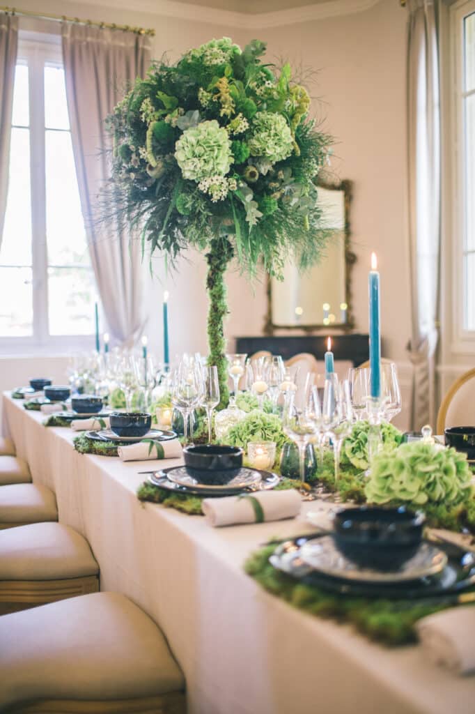 chateau_reception_provence_evenements_mariage_aix_marseille_evenementiel_salon_espace_interieur_decoration_table_vases_haut_vert_elegance