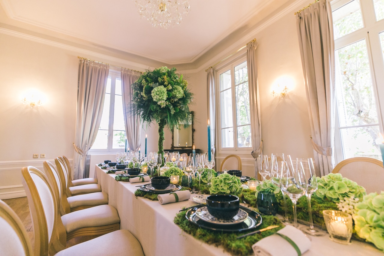 chateau_reception_provence_evenements_mariage_aix_marseille_evenementiel_salon_espace_interieur_decoration_table_vases_haut_vert_elegance