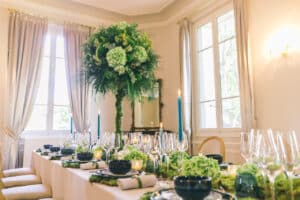 lieu_de_reception_chateau_reception_provence_evenements_mariage_aix_marseille_evenementiel_salon_espace_interieur_decoration_table_vases_haut_vert_elegance