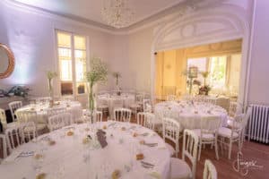 decoration-table-mariage-lustre-chateau