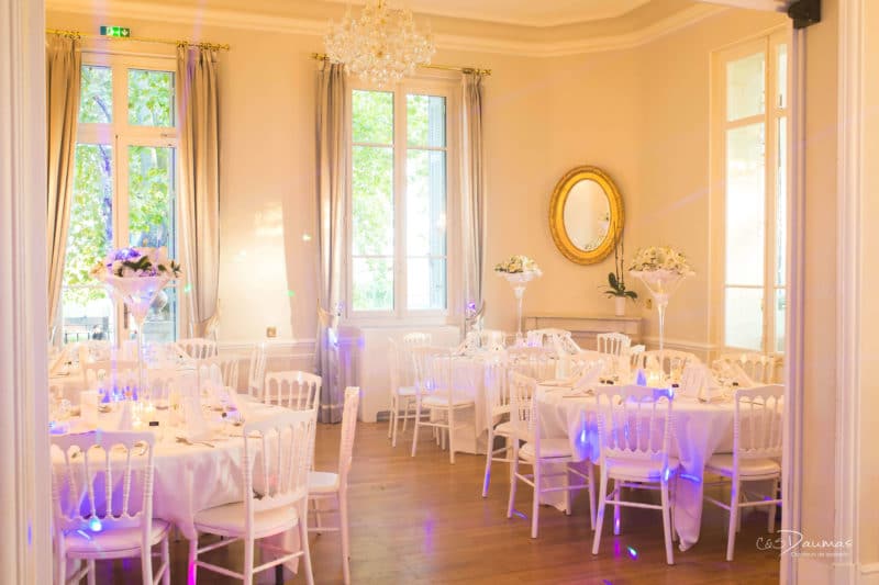 decoration-salle-mariage-tables-reception-mariage-chateau-venue-south-france-13-wedding-vases-martini-provence-lustre